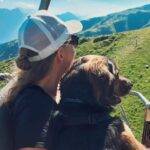 Junge Frau mit einem Hund in der Natur